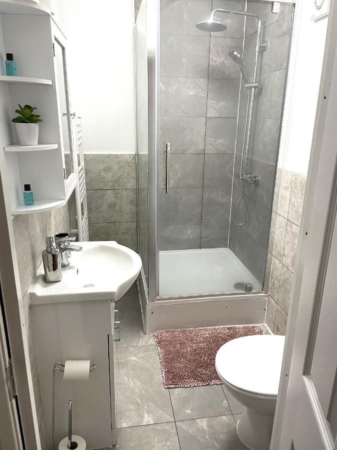 Supreme - 1 Bedroom Apart Sleeps 4 Short/Long Stay Gillingham  Buitenkant foto