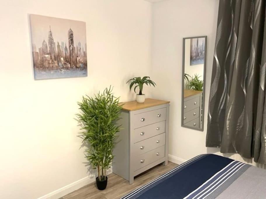 Supreme - 1 Bedroom Apart Sleeps 4 Short/Long Stay Gillingham  Buitenkant foto