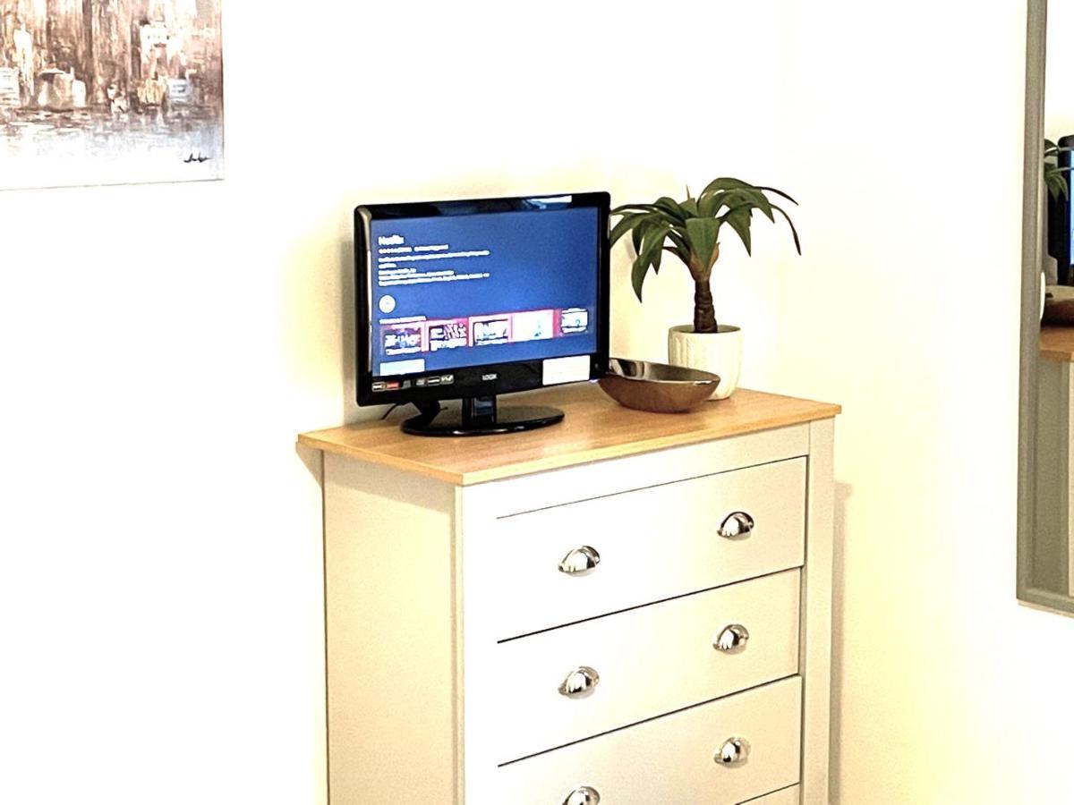 Supreme - 1 Bedroom Apart Sleeps 4 Short/Long Stay Gillingham  Buitenkant foto