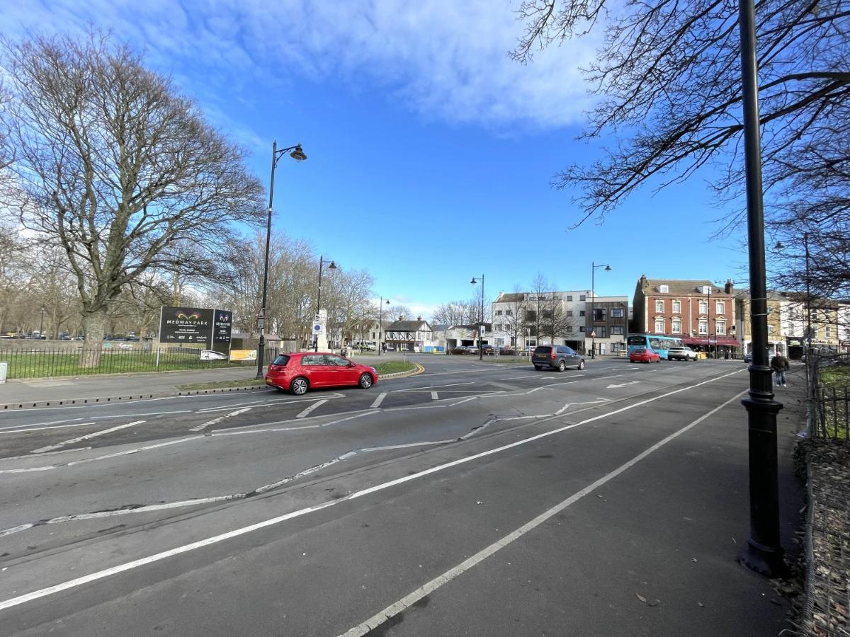 Supreme - 1 Bedroom Apart Sleeps 4 Short/Long Stay Gillingham  Buitenkant foto